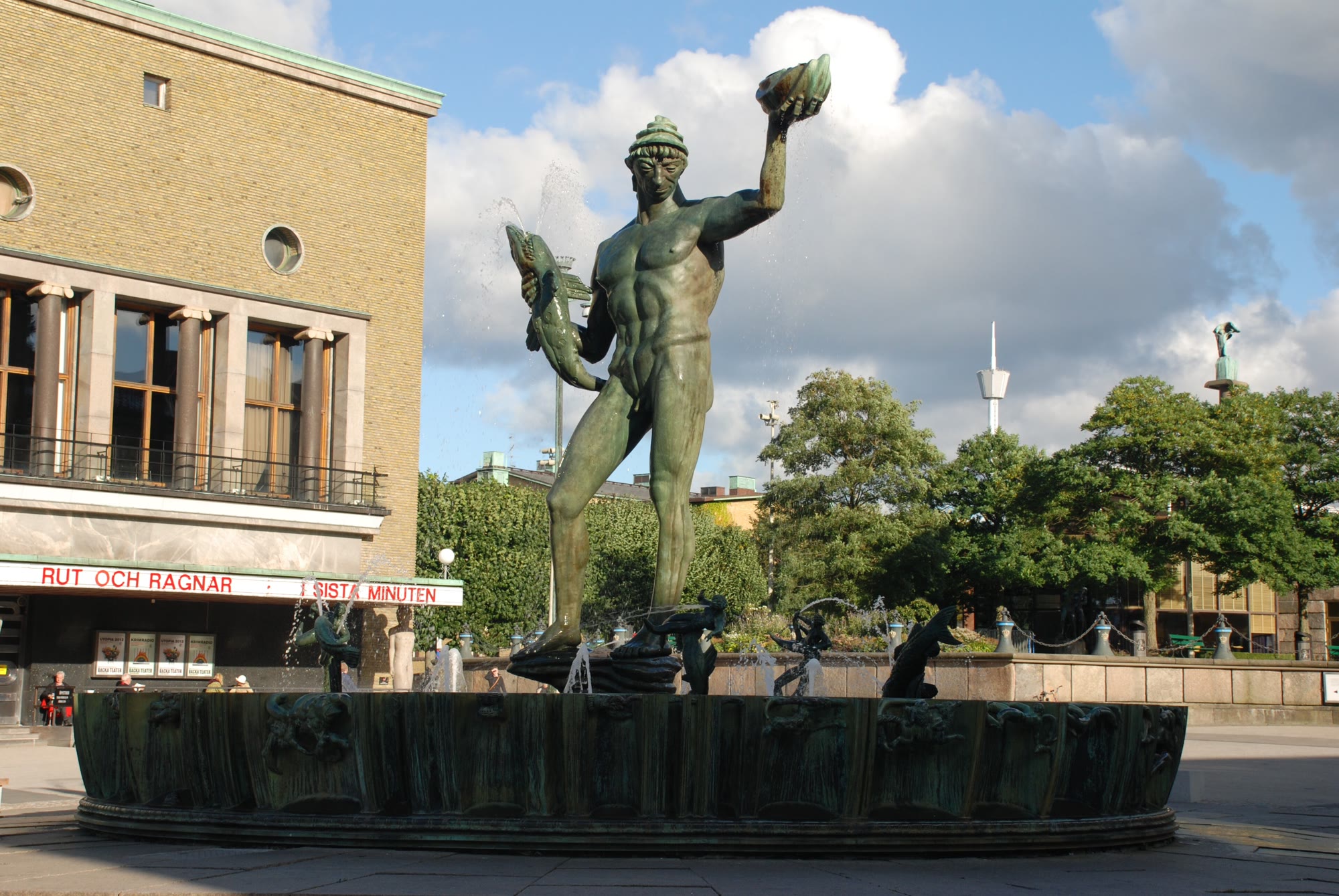 Poseidon med brunnskar , avtäckt 1931. Bronsskulptur. Götaplatsen, Göteborg.
